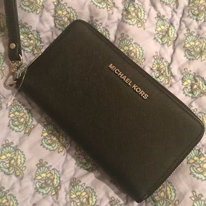 Michael Kors wristlet/wallet - Black